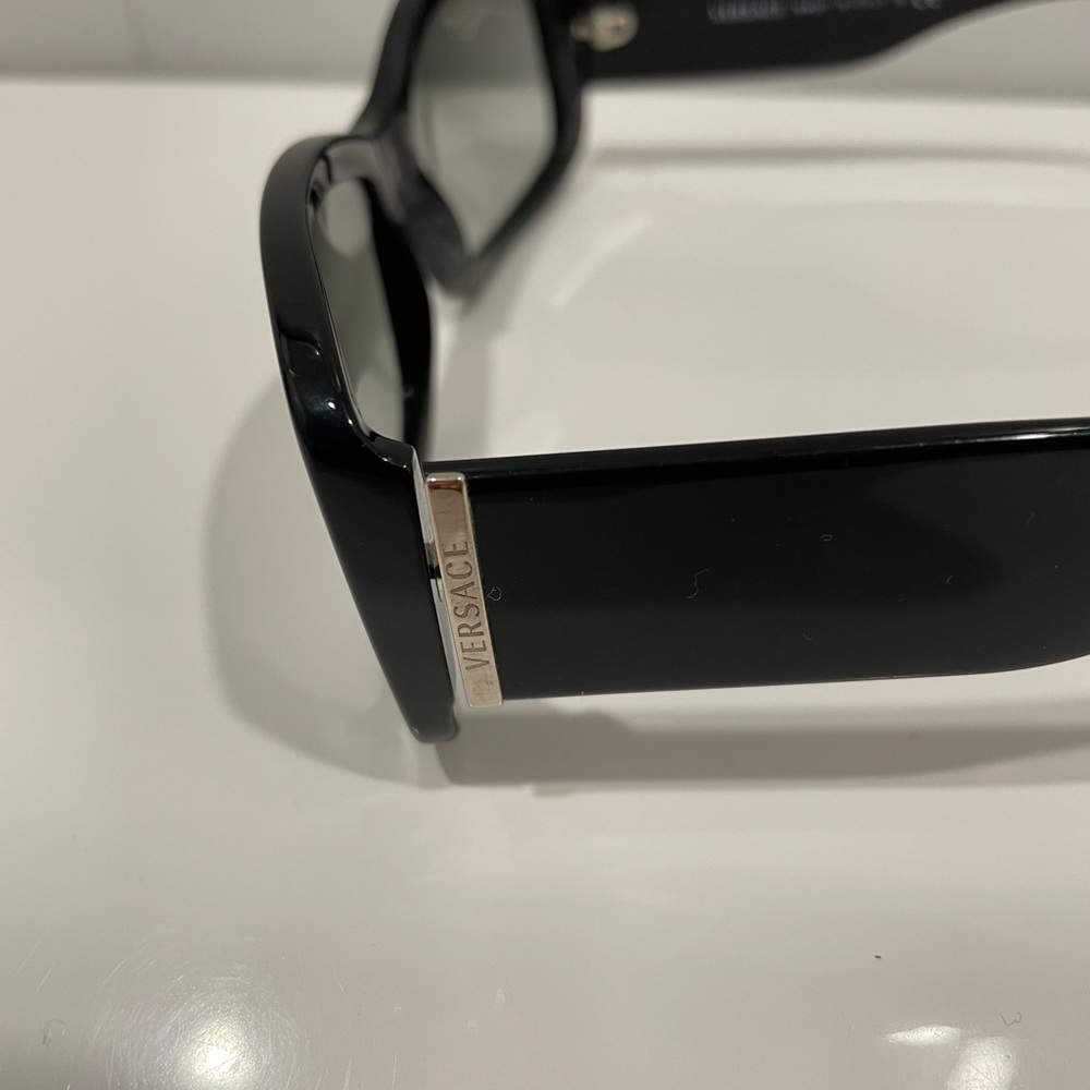 Vision of Luxury: Sleek Versace Glasses for Timeless Style - Picture 4 of 6